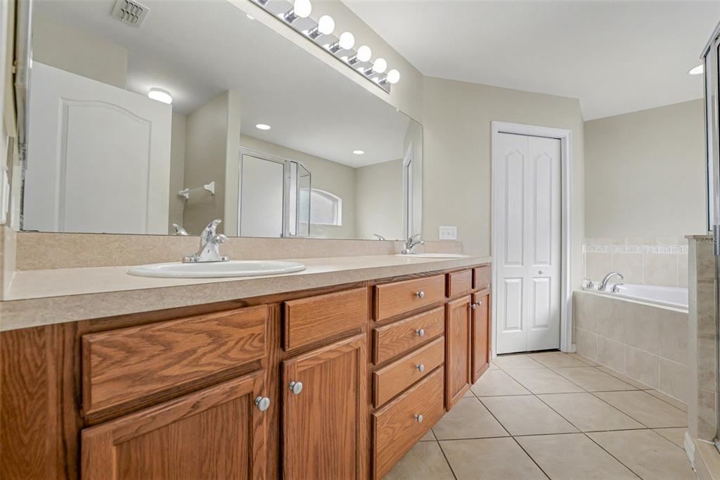 865 Terranova Road Winter Haven, FL 33884 - Photo 6 of 12 a bathroom with a double vanity sink a toilet and a tub