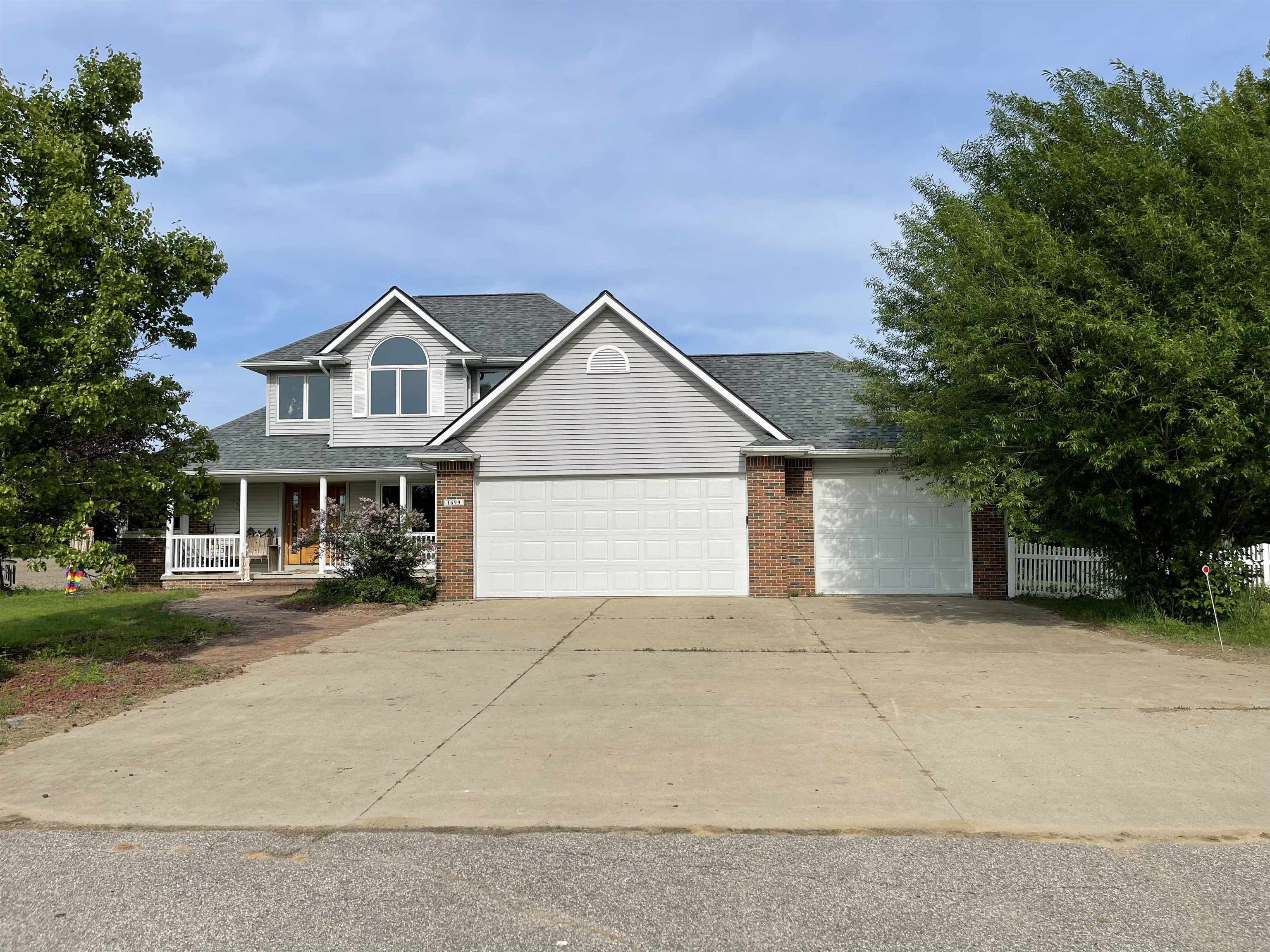 1699 South Badour Road Midland, MI 48640 - Photo 2 of 37 1900487-1.JPG