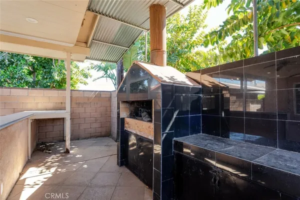 a view of a backyard