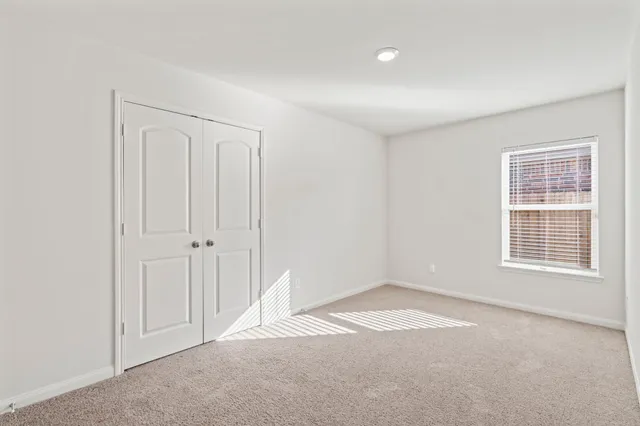 a view of empty room with a ceiling fan