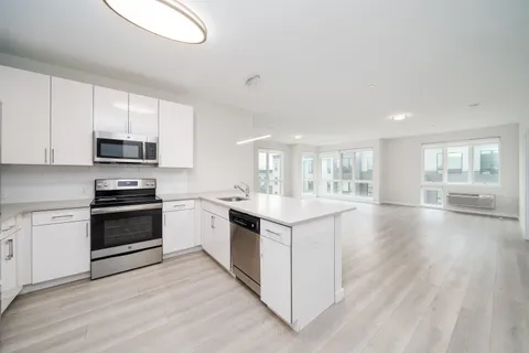 $3,022 | 16 Bennett Street, Unit 211, Jersey City, NJ 07304