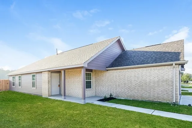 a view of an house with backyard and garden