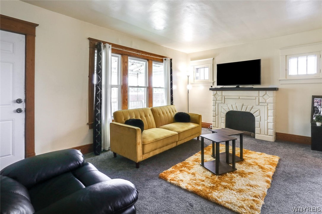 396 Highgate Avenue Buffalo, NY 14215 - Photo 14 of 27 Living room 2nd floor