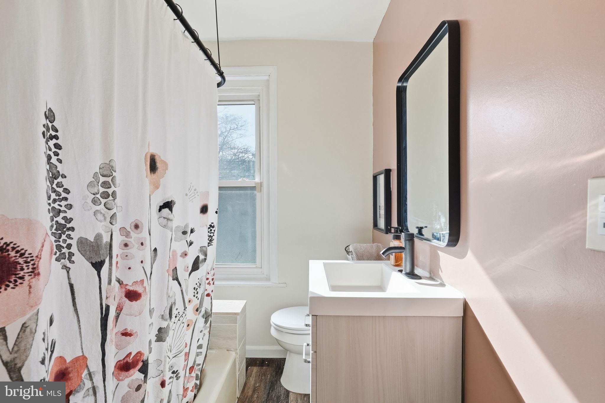 522 Bush Street Bridgeport, PA 19405 - Photo 26 of 40 Hallway Bath