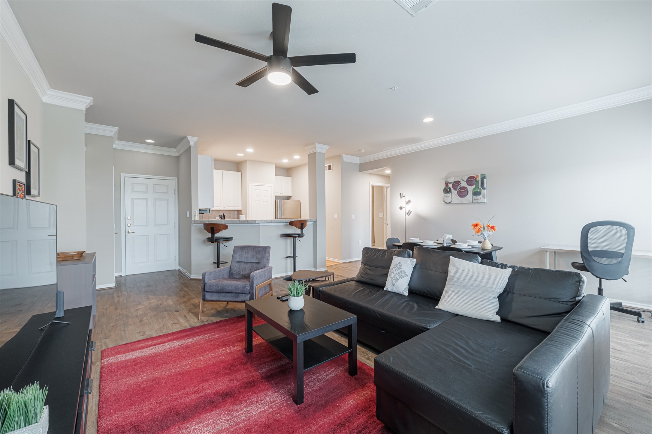 2400 McCue Road, Unit 308 Houston, TX 77056 - Photo 4 of 24 a living room with furniture and kitchen view