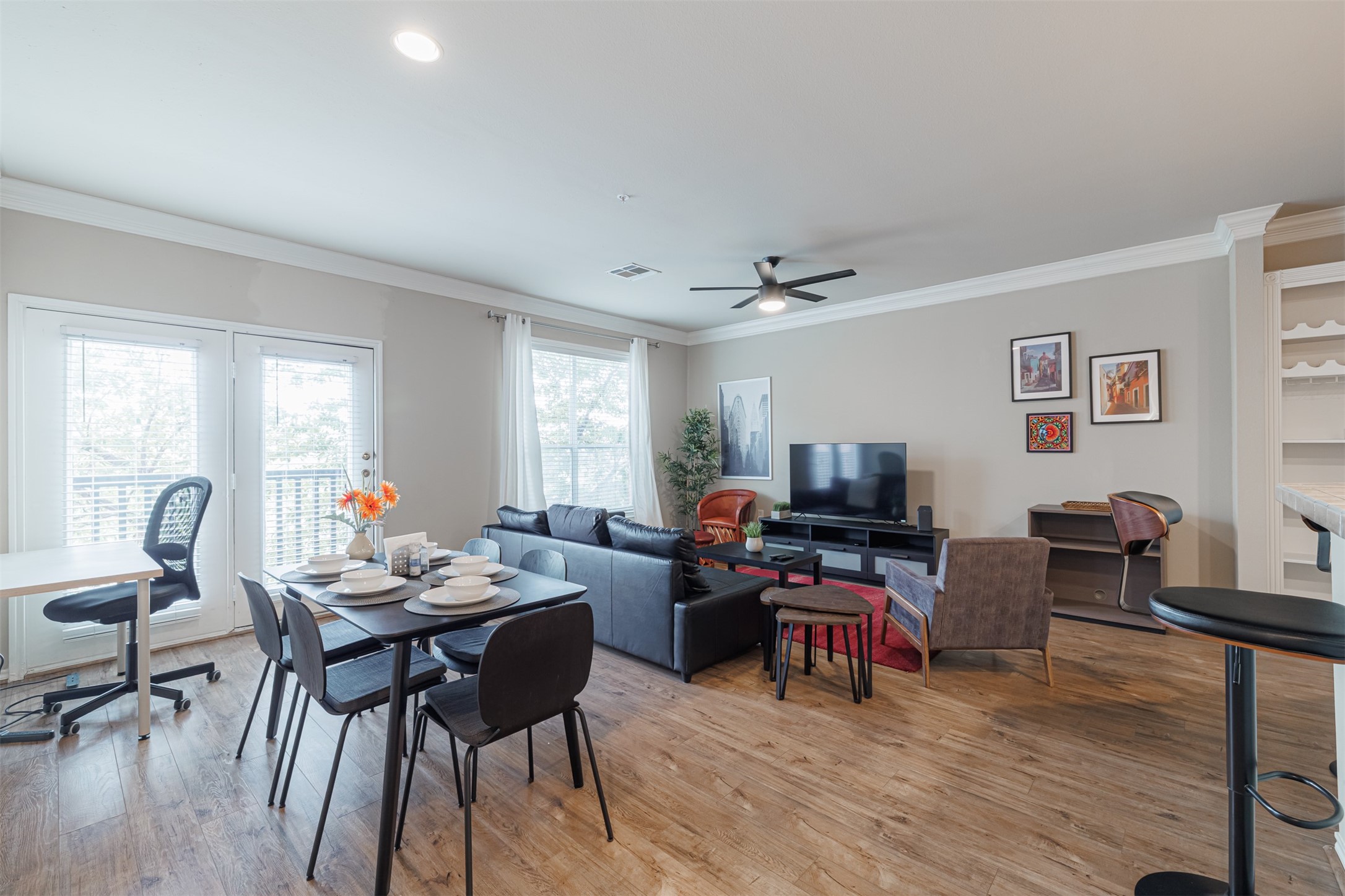 2400 McCue Road, Unit 308 Houston, TX 77056 - Photo 5 of 24 a living room with furniture and a flat screen tv with wooden floor