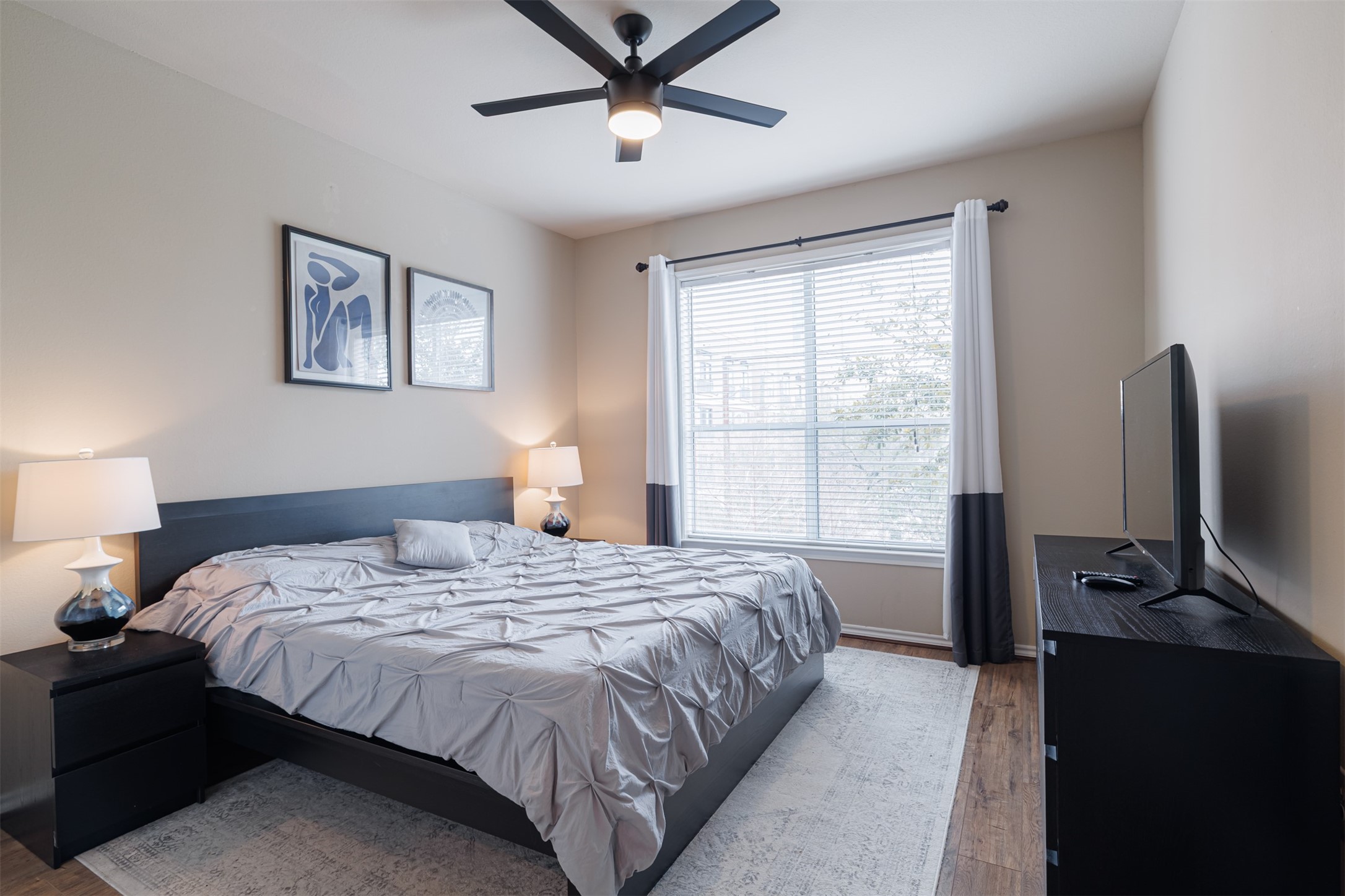 2400 McCue Road, Unit 308 Houston, TX 77056 - Photo 8 of 24 a bedroom with a bed and a flat screen tv