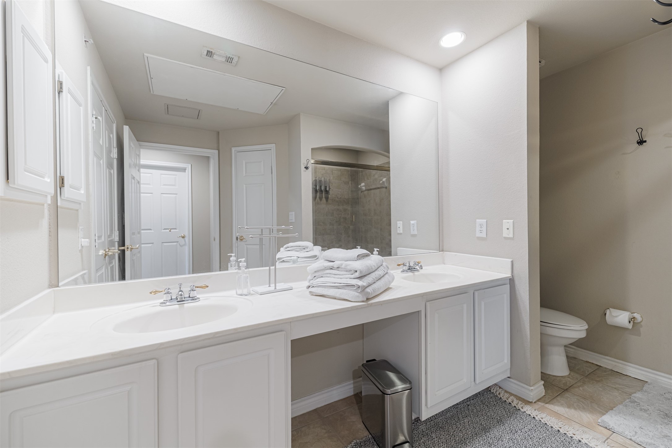 2400 McCue Road, Unit 308 Houston, TX 77056 - Photo 9 of 24 a bathroom with a sink and a mirror