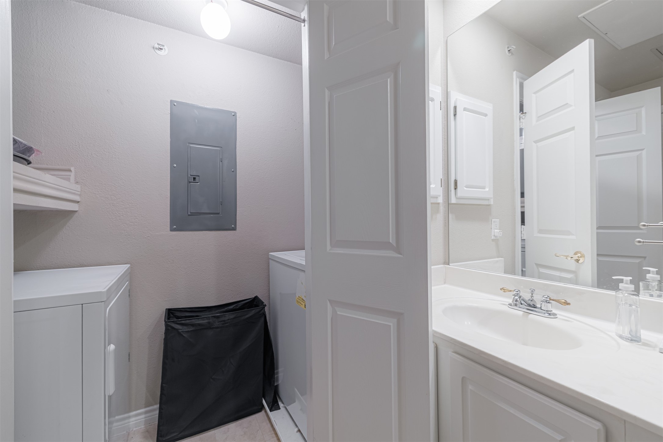 2400 McCue Road, Unit 308 Houston, TX 77056 - Photo 10 of 24 a en suite bathroom with a sink and mirror