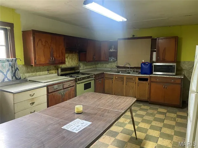 $647,500 | 221 Oaklawn Road, Glen Carbon, IL 62034