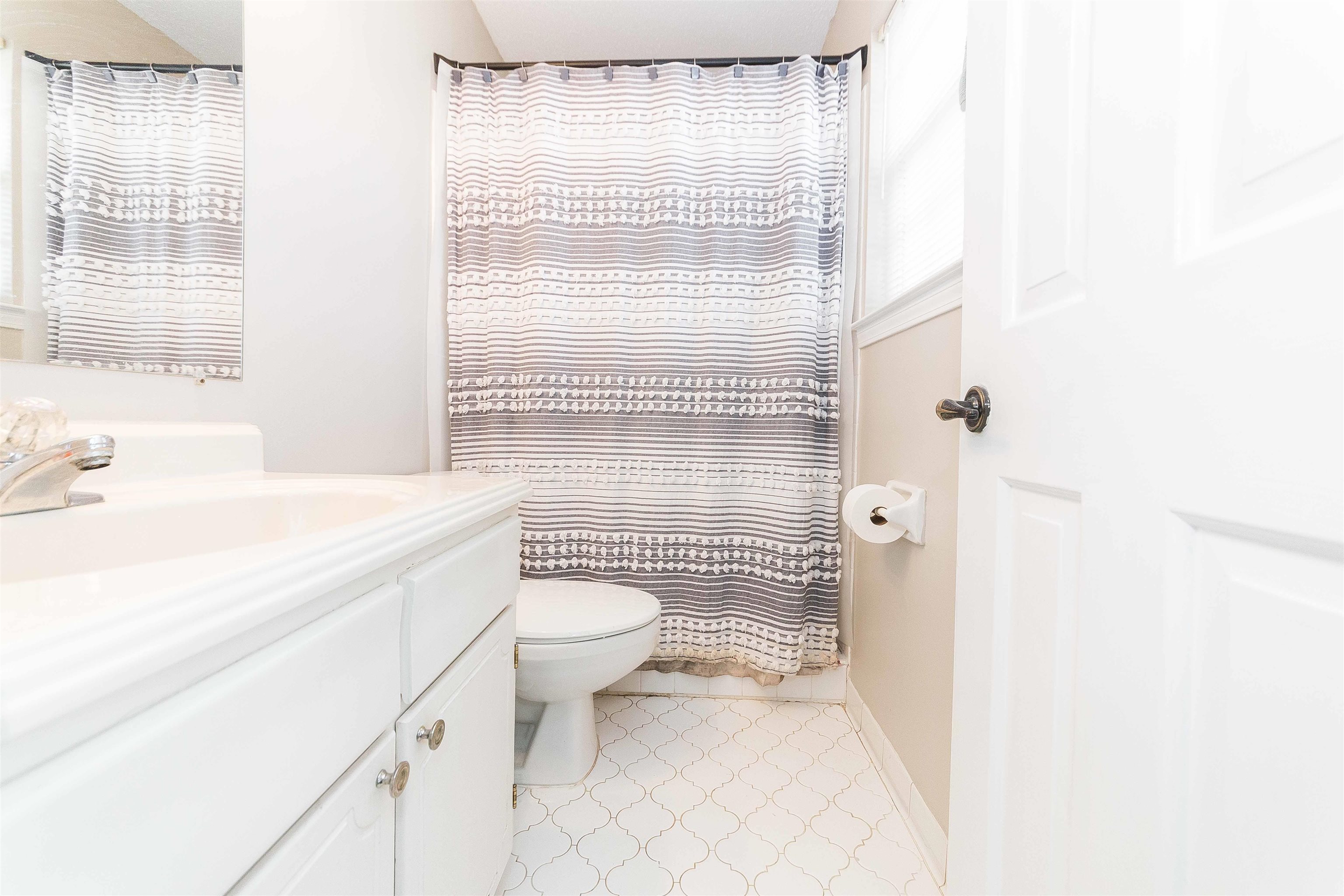 3105 Charles Bryan Road Bartlett, TN 38134 - Photo 8 of 29 a bathroom with a toilet a sink and a bathtub