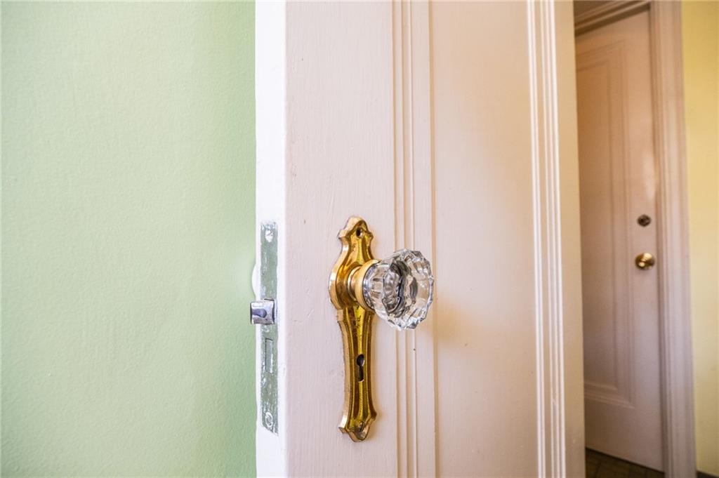 20 Clovelly Road Pittsburgh, PA 15202 - Photo 12 of 25 Stunning original hardware throughout