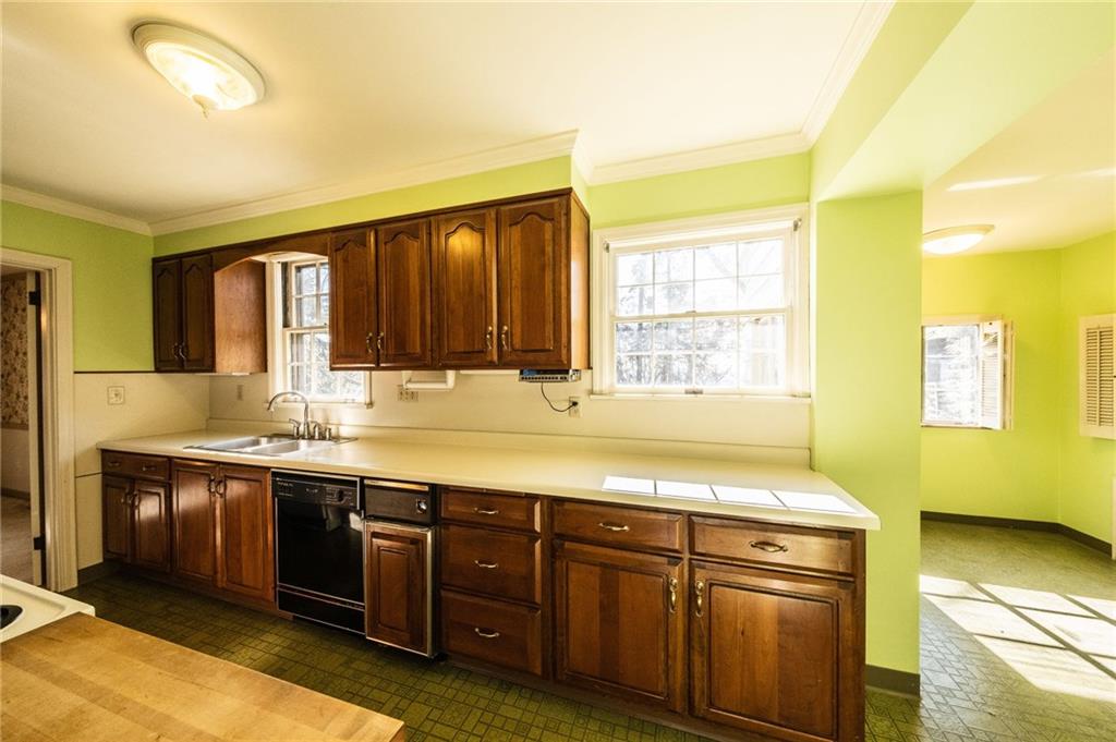 20 Clovelly Road Pittsburgh, PA 15202 - Photo 8 of 25 Kitchen w/bump out eating area
