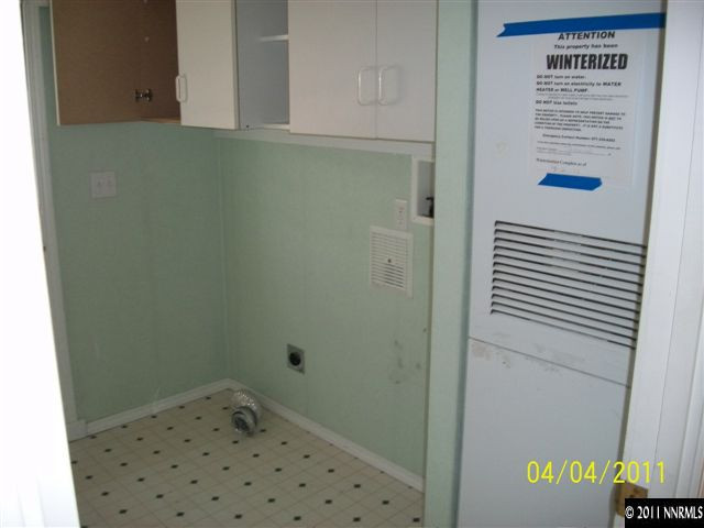 1085 Chisholm Trail Reno, NV 89506 - Photo 11 of 13 a bathroom with a window