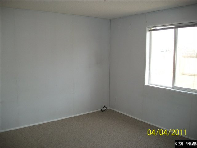 1085 Chisholm Trail Reno, NV 89506 - Photo 6 of 13 an empty room with a window