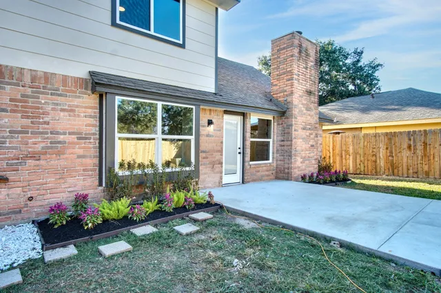 a view of a back yard of the house