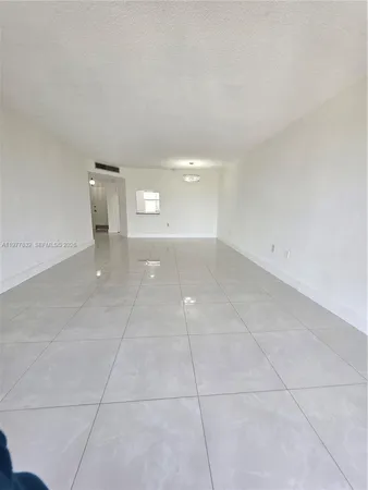 $2,000 | 1351 Northeast 191st Street, Unit E420, Miami, FL 33179