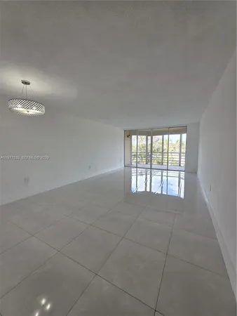 $2,000 | 1351 Northeast 191st Street, Unit E420, Miami, FL 33179