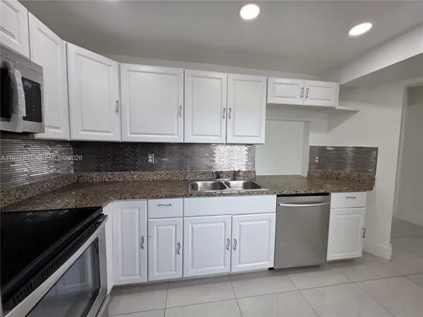 $2,000 | 1351 Northeast 191st Street, Unit E420, Miami, FL 33179