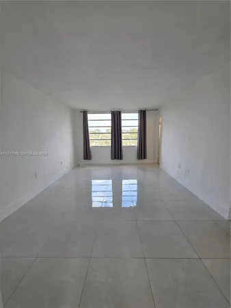 $2,000 | 1351 Northeast 191st Street, Unit E420, Miami, FL 33179