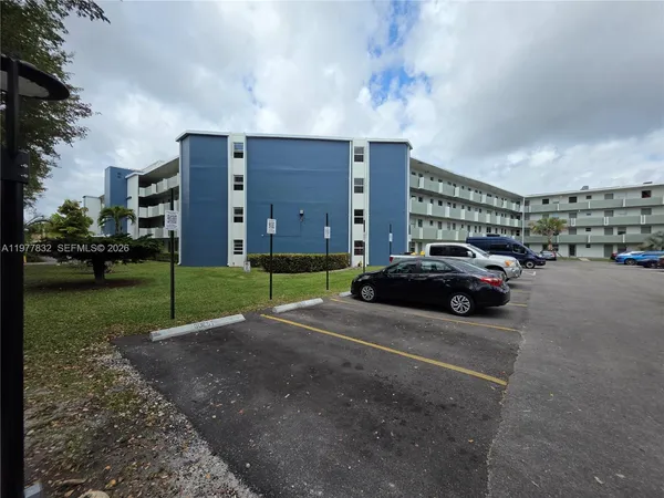 $2,000 | 1351 Northeast 191st Street, Unit E420, Miami, FL 33179