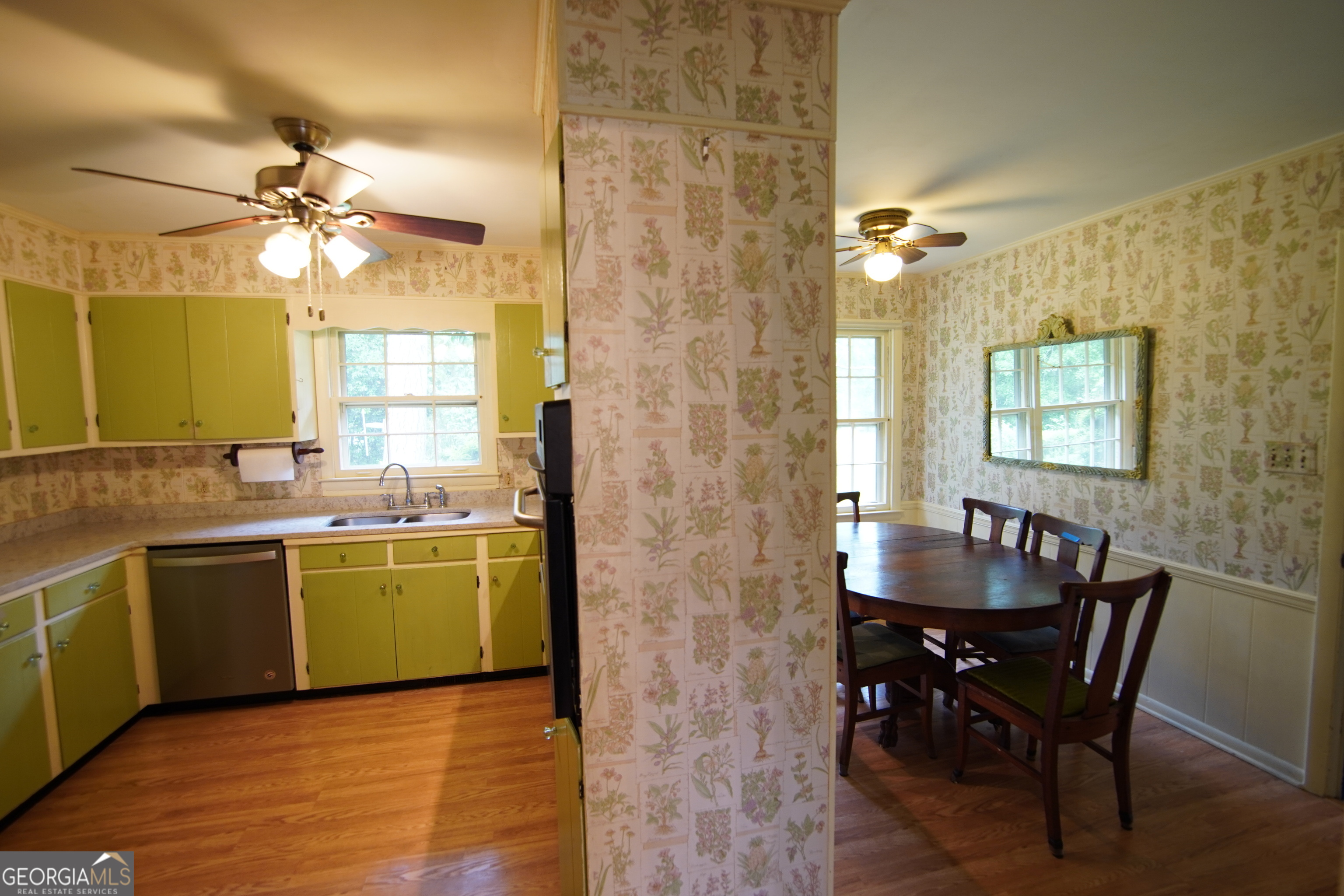 1712 Briarcliff Road Milledgeville, GA 31061 - Photo 7 of 38 a dining room with furniture and window
