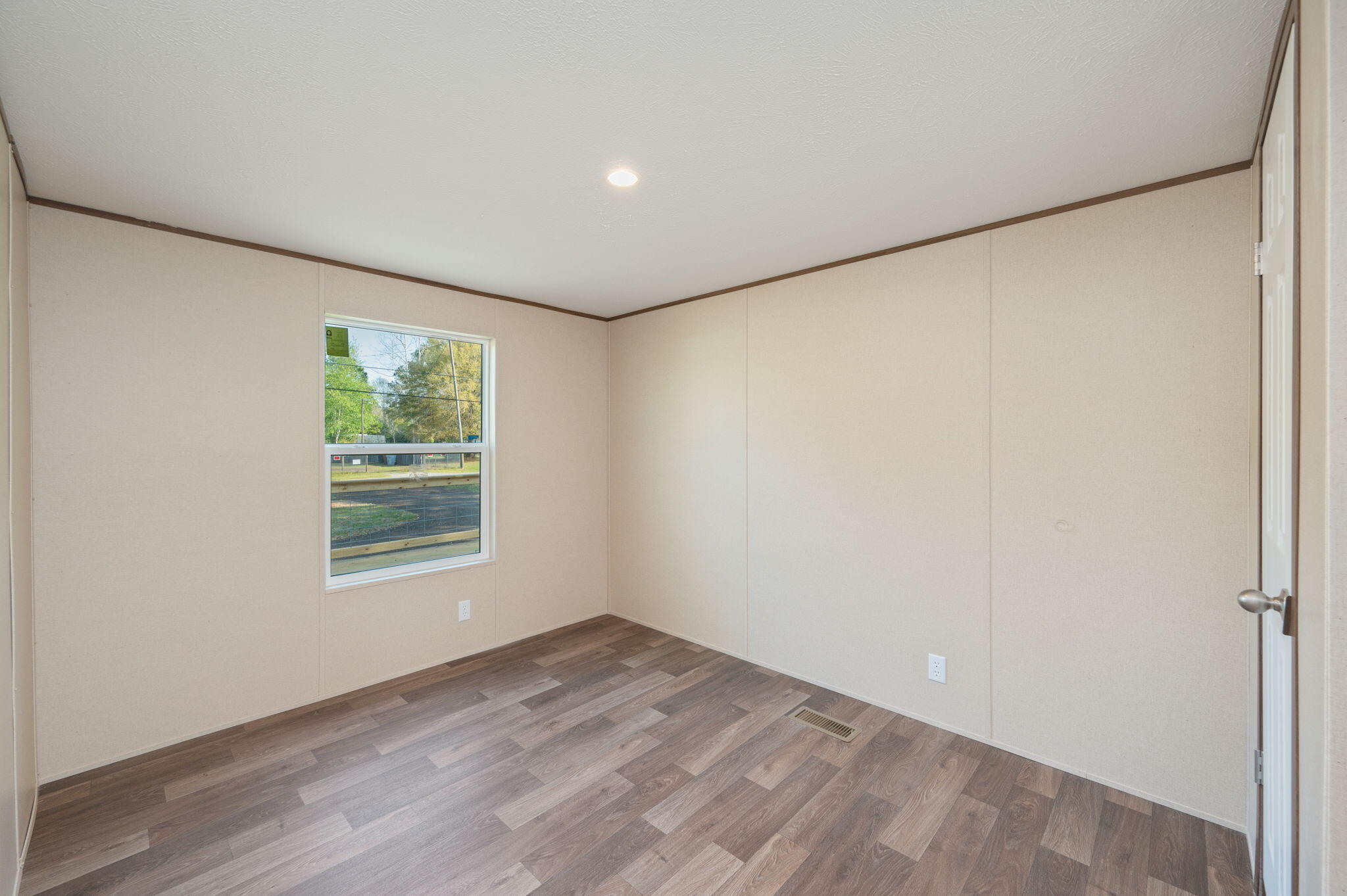 8255 Punjob Road Milton, FL 32583 - Photo 19 of 37 an empty room with a window