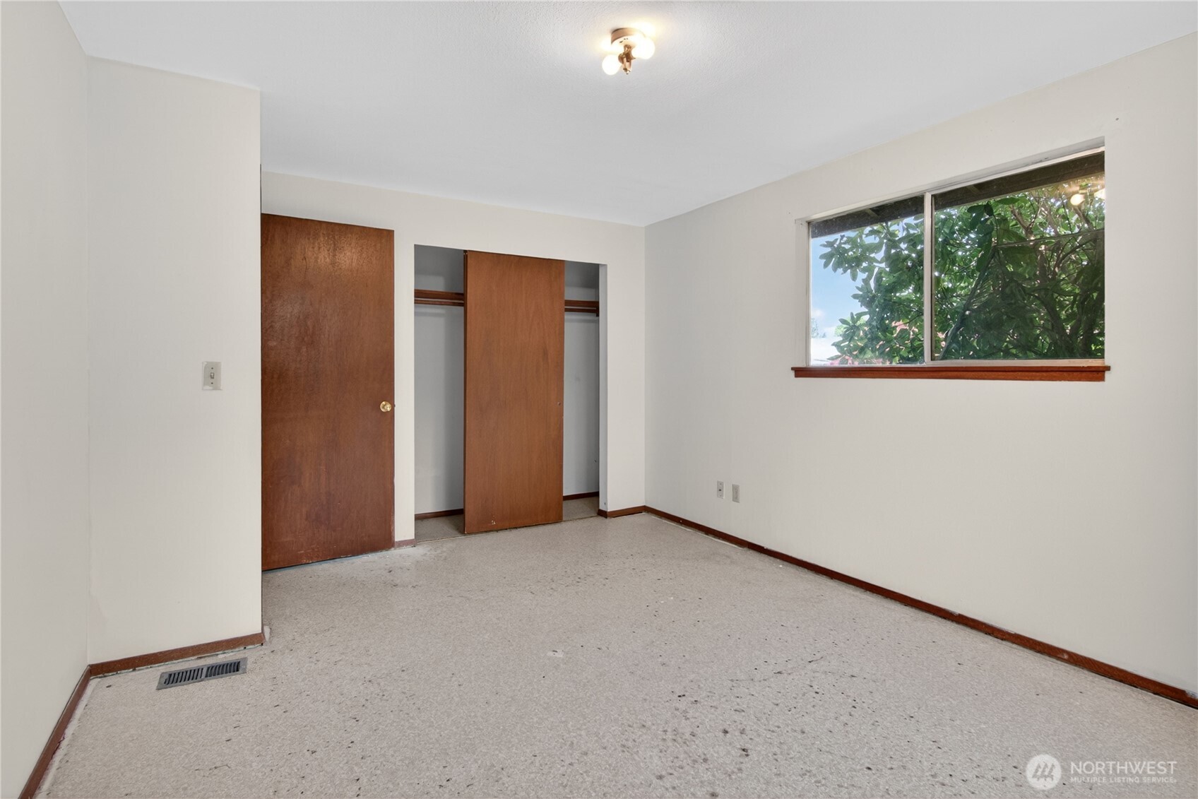 716 Murphy Way Sultan, WA 98294 - Photo 19 of 31 an empty room with windows