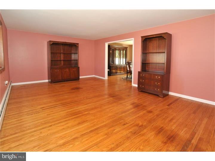 535 Lowell Road Warminster, PA 18974 - Photo 14 of 25 Living Room