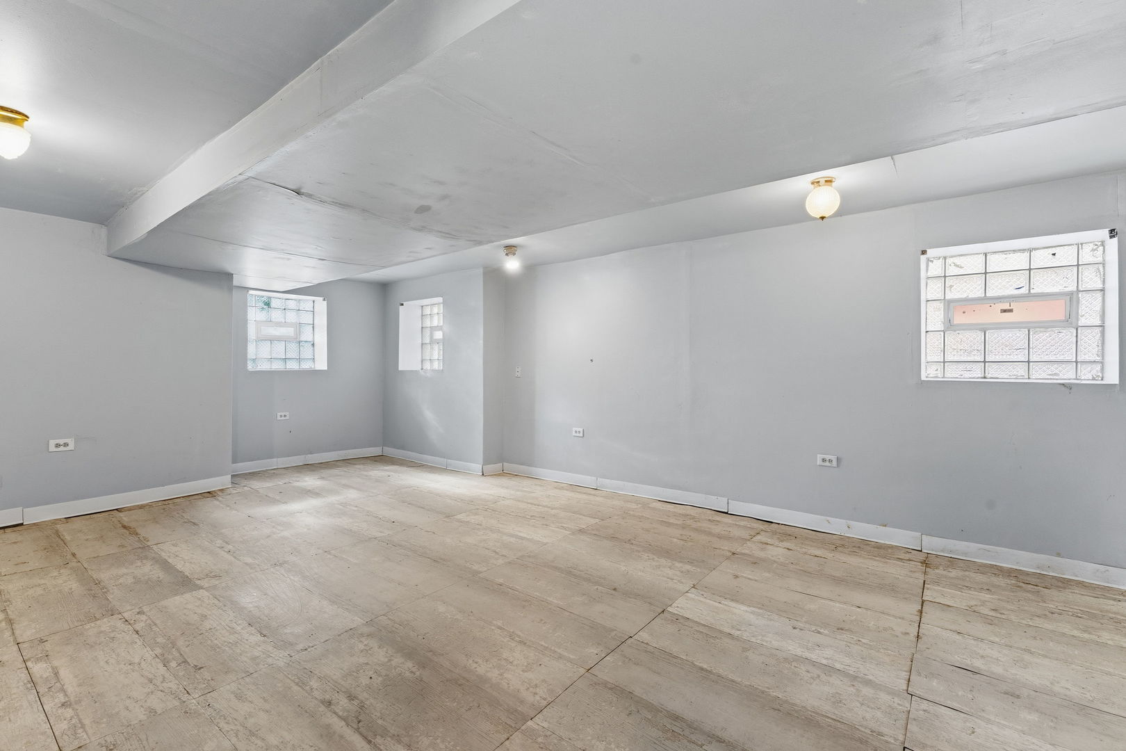 4016 West Crystal Street Chicago, IL 60651 - Photo 12 of 17 an empty room with windows and closet