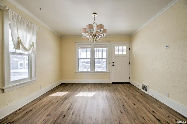 $2,000 | 1335 East Seiberling Avenue, Peoria, IL 61616