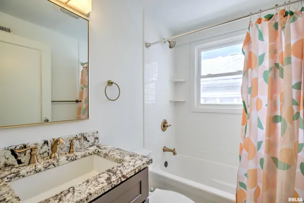 $2,000 | 1335 East Seiberling Avenue, Peoria, IL 61616