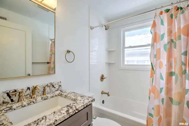 $2,000 | 1335 East Seiberling Avenue, Peoria, IL 61616