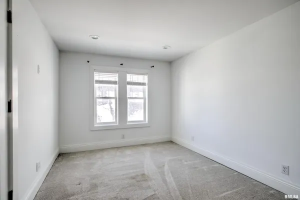 $2,000 | 1335 East Seiberling Avenue, Peoria, IL 61616