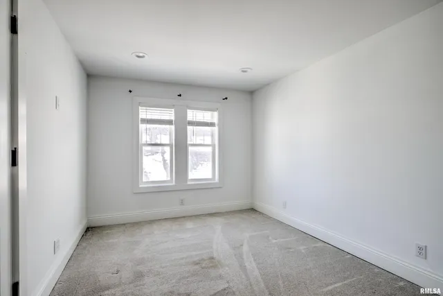 $2,000 | 1335 East Seiberling Avenue, Peoria, IL 61616