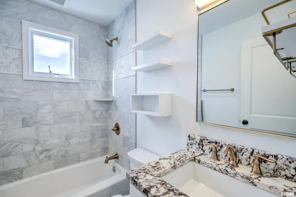 $2,000 | 1335 East Seiberling Avenue, Peoria, IL 61616