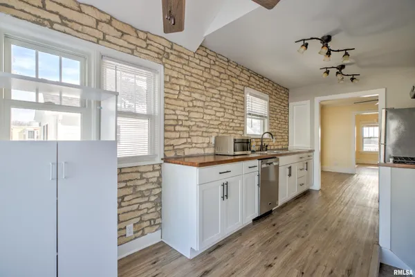 $2,000 | 1335 East Seiberling Avenue, Peoria, IL 61616