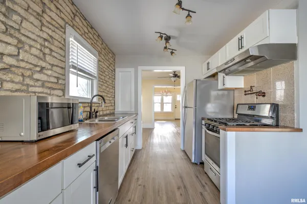 $2,000 | 1335 East Seiberling Avenue, Peoria, IL 61616