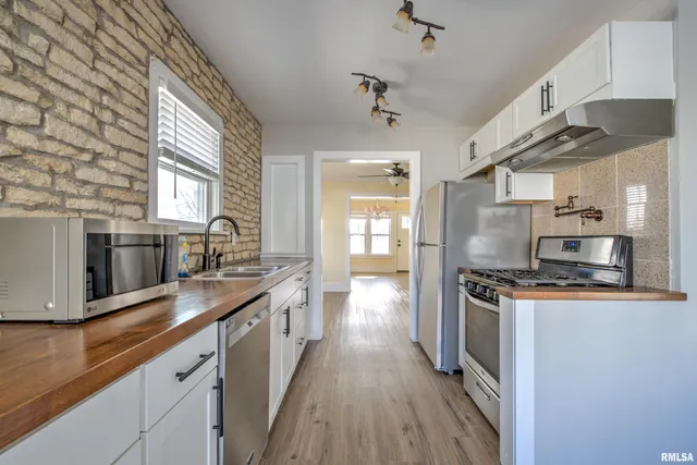 $2,000 | 1335 East Seiberling Avenue, Peoria, IL 61616