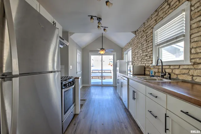 $2,000 | 1335 East Seiberling Avenue, Peoria, IL 61616