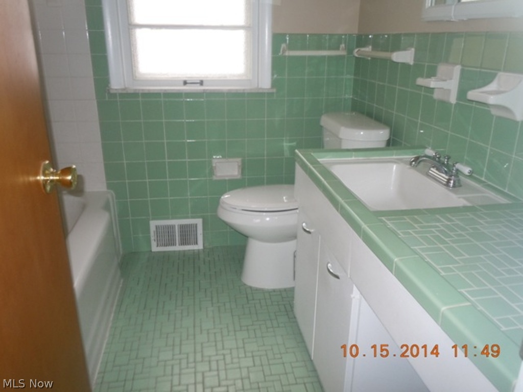 5138 East Farnhurst Road Cleveland, OH 44124 - Photo 4 of 13 Gallery Image 4