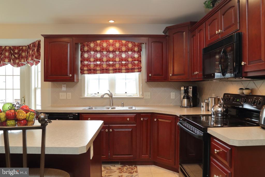 23 Sunset Lane Lititz, PA 17543 - Photo 4 of 38