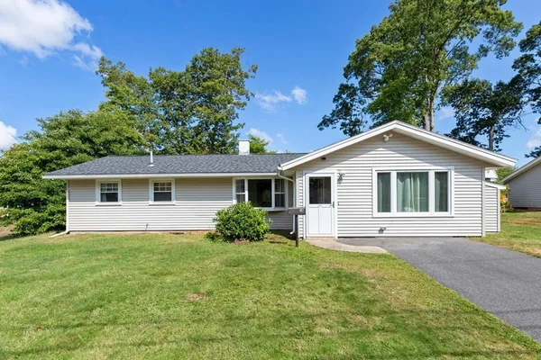 a view of a house with a yard