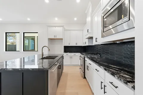 $695,000 | 1418 Caywood Lane, Unit C, Houston, TX 77055