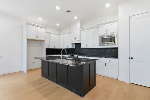 $695,000 | 1418 Caywood Lane, Unit C, Houston, TX 77055