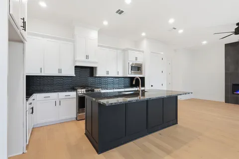 $695,000 | 1418 Caywood Lane, Unit C, Houston, TX 77055