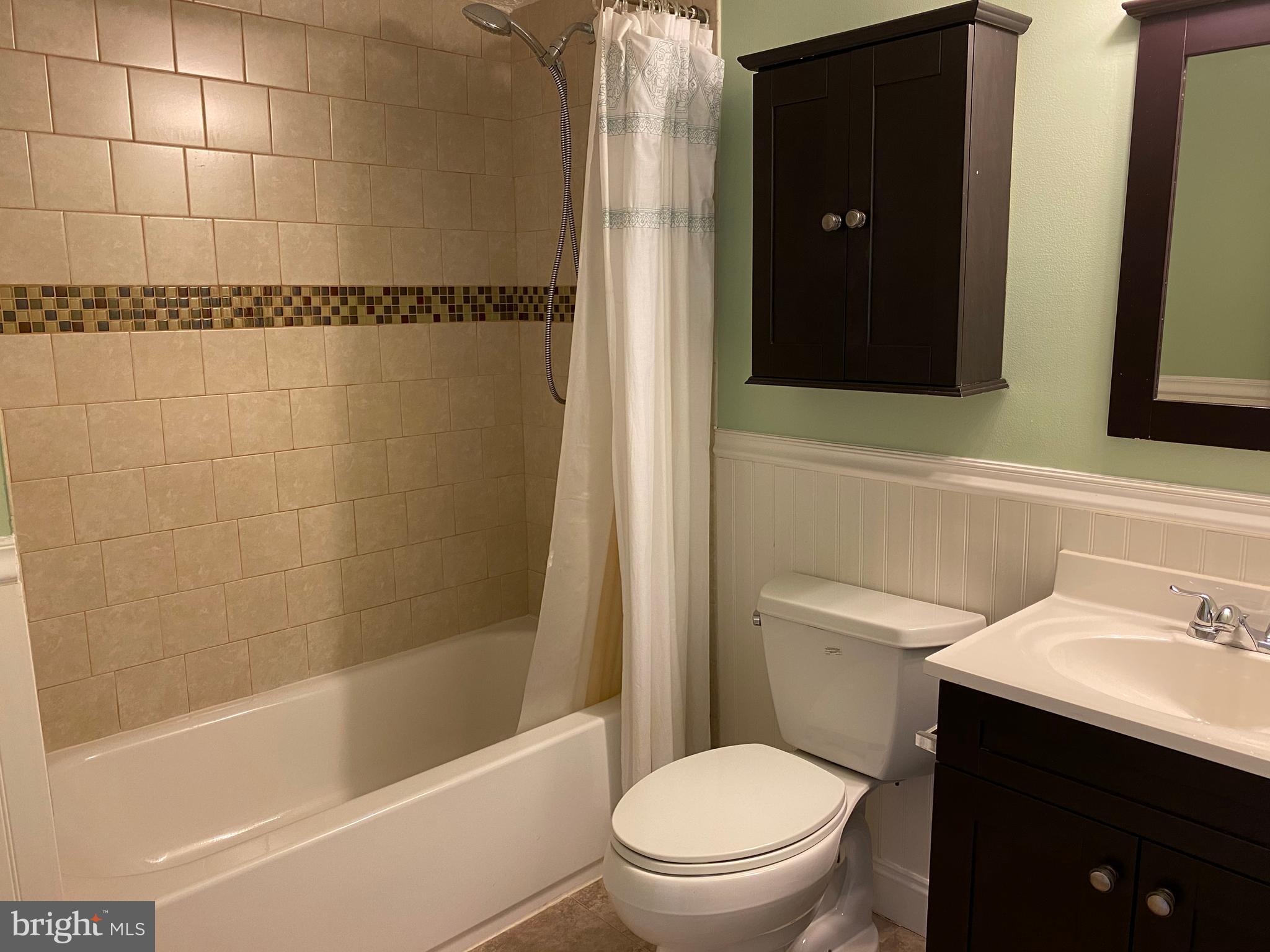 1666 Barnstead Drive Reston, VA 20194 - Photo 29 of 51 Upper level hallway full bathroom
