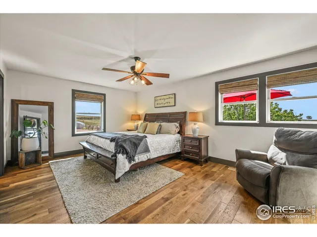 a en suite spacious bathroom with a double vanity sink and a large mirror