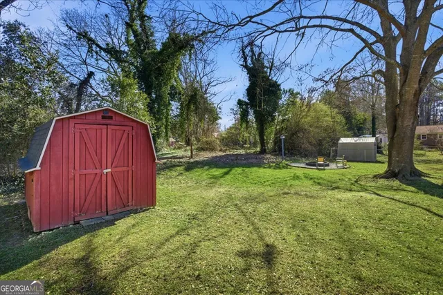 a view of backyard with barn and green space