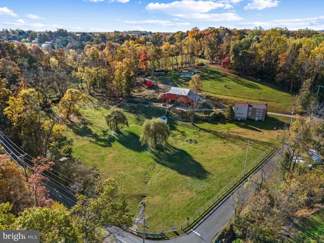 a view of a tennis court